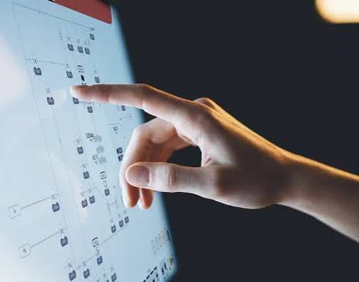 إطار عمل تكامل وتحسين وحدات التحكم المنطقية القابلة للبرمجة (PLC)